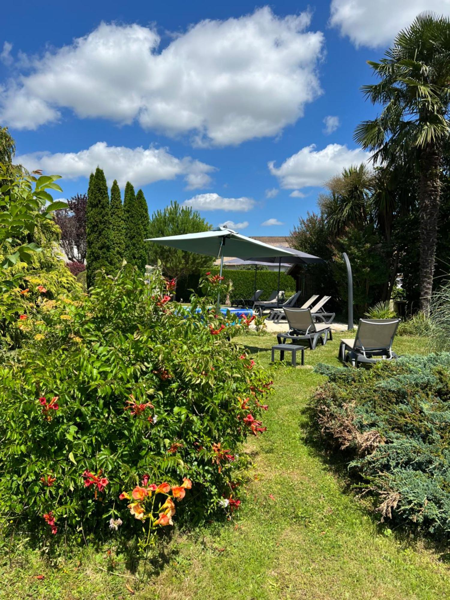 Logis Hotel-Restaurant Les Voyageurs La Coquille Exterior photo